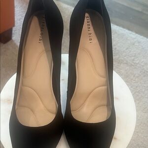 Gianni Bini Black Round-Toe Women's Pumps